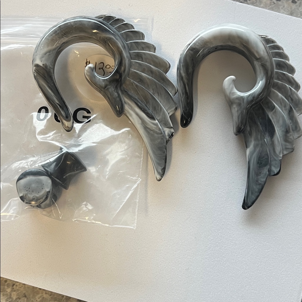 Gray Winged Ear Plugs 00 Gauge